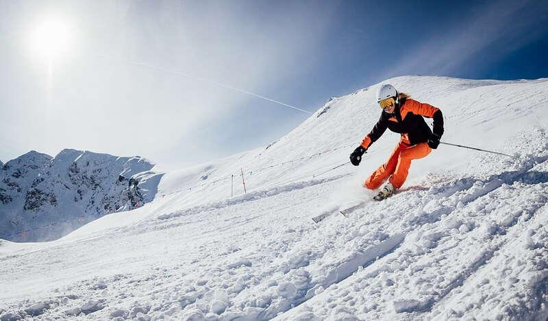kobieta na nartach jadąca po śniegu
