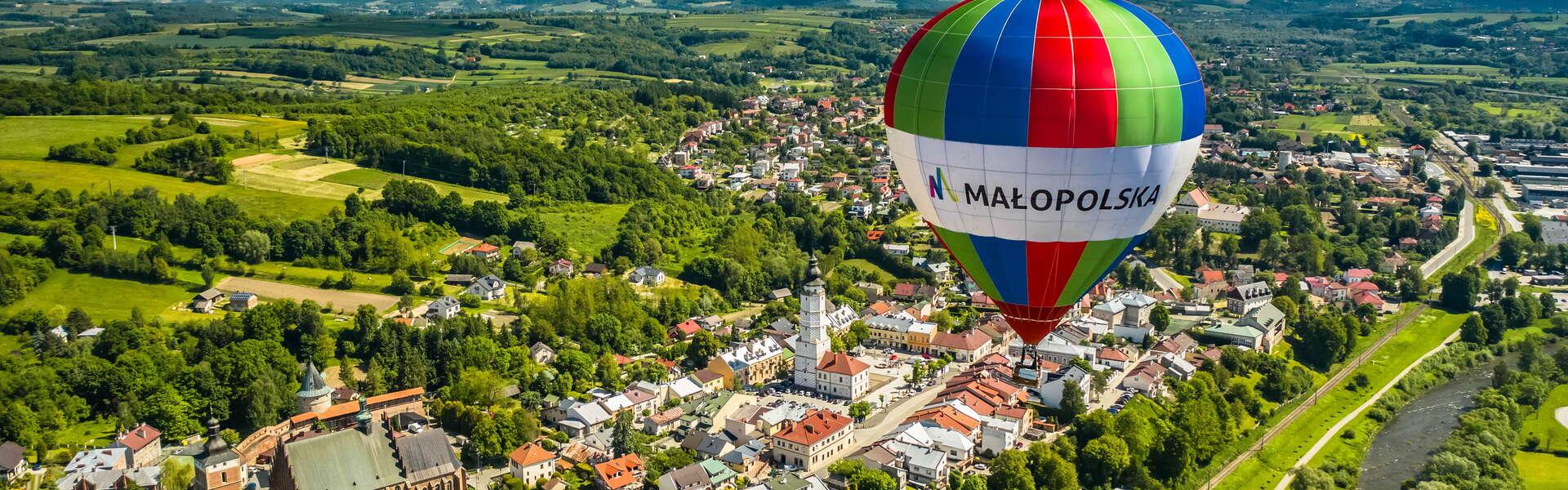 Widok na balon na ogrzane powietrze unoszący się nad miastem Biecz.