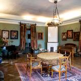 Pokój umeblowany zabytkowymi meblami, utrzymany w staromieszczańskim stylu. Galeria Marii Ritter i Starych Wnętrz Mieszczańskich w Nowym Sączu