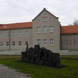 rzeźba przed frontem budynku muzeum